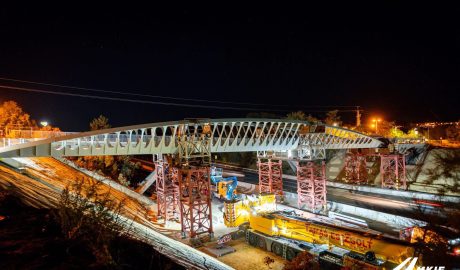 Szombatról vasárnapra virradó éjjel beemelésre került az új Velencei gyalogos-kerékpáros híd 568182152_3341817092660456_7500218887634290100_n